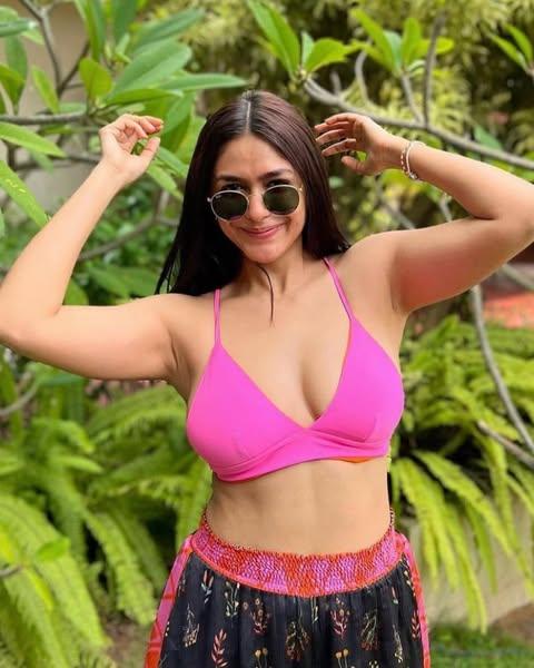 mrunal-thakur-looking-hot